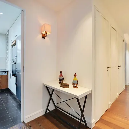 Marais 2b With Balcony By Melvane Luxury Apartment